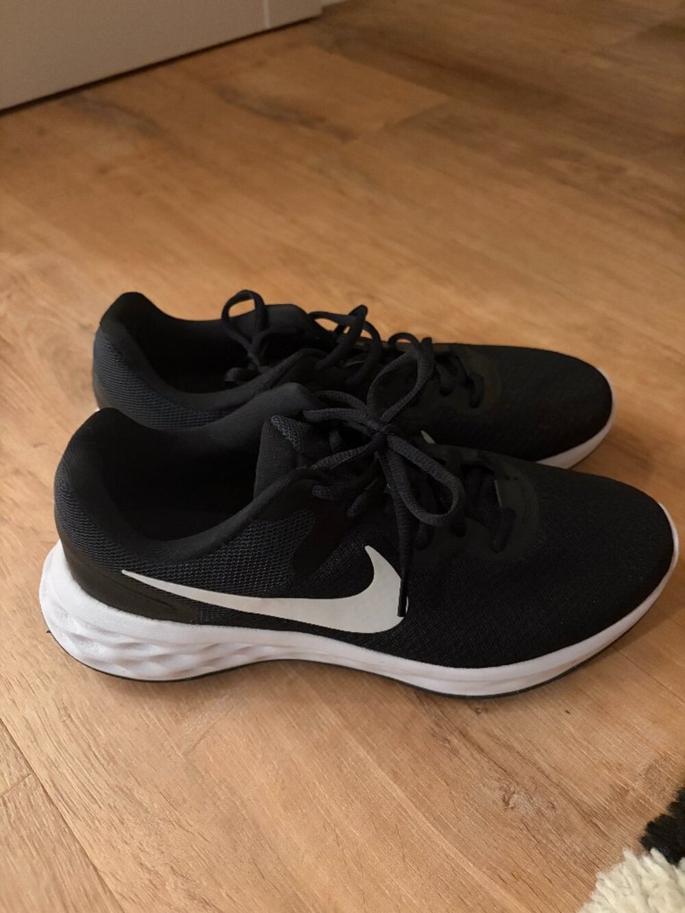 Black Nike Revolution 6